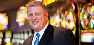 카지노 오너, 대학 풋볼 쿼터백에게 10만 달러 제안