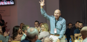 다니엘 네그레아누와 잭 비니언, 11월 8일 기부 포커 토너먼트 개최